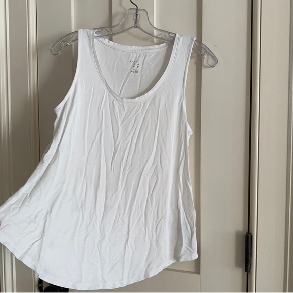 A New Day White V-Neck Flowy Tank Top - Picture 2 of 16